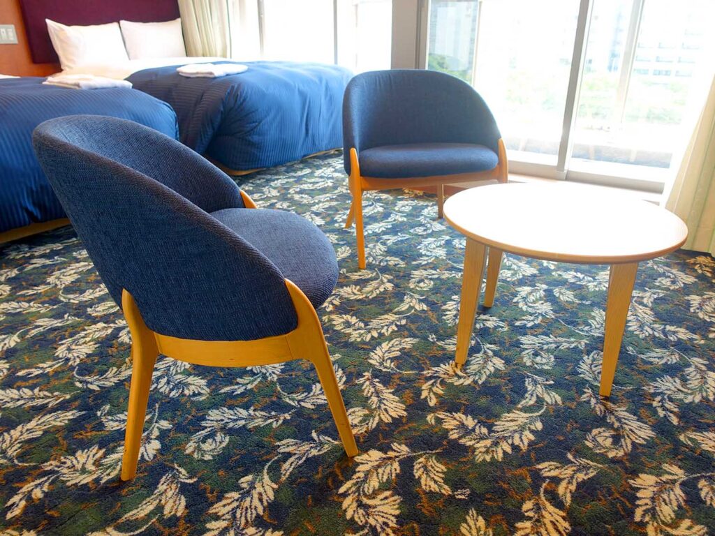 福岡・西中洲のおすすめホテル「グランドルチェ博多」デラックスツインの椅子
