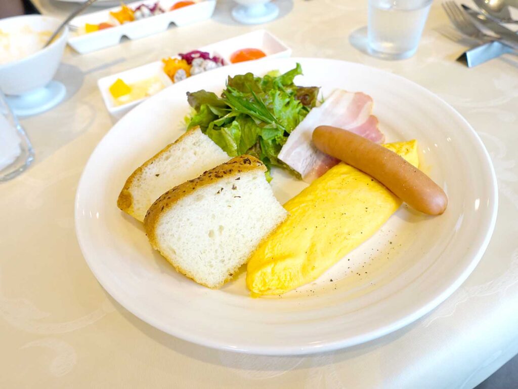 福岡・西中洲のおすすめホテル「グランドルチェ博多」レストランの朝食プレート
