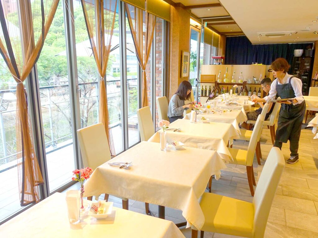 福岡・西中洲のおすすめホテル「グランドルチェ博多」レストランのテーブル席