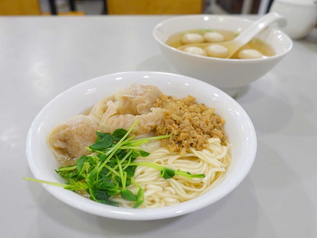 台北・東門のおすすめグルメ店「奇福扁食」の鮮蝦扁食乾麵