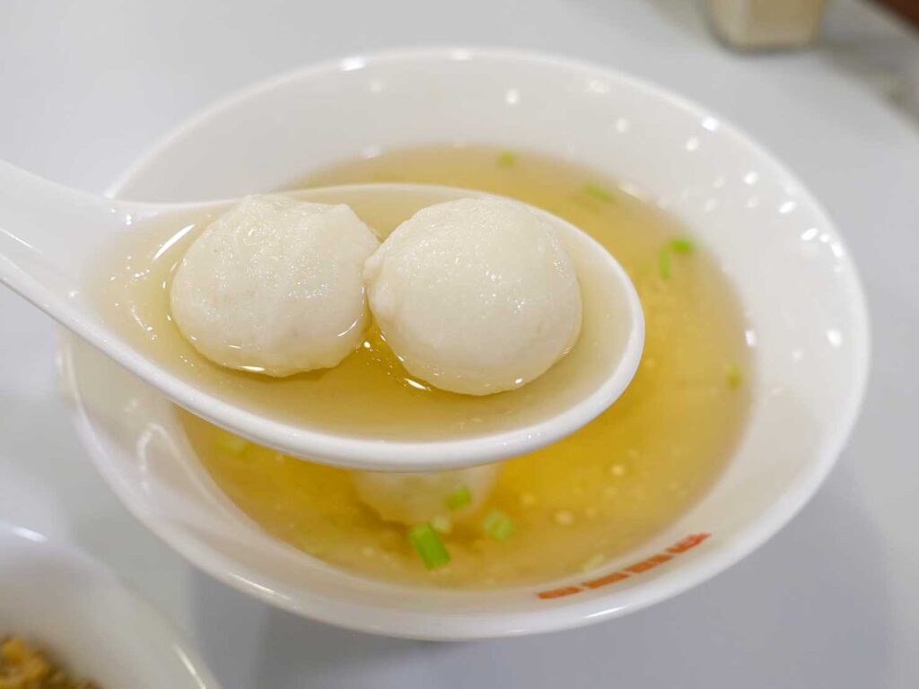 台北・東門のおすすめグルメ店「奇福扁食」の魚丸湯