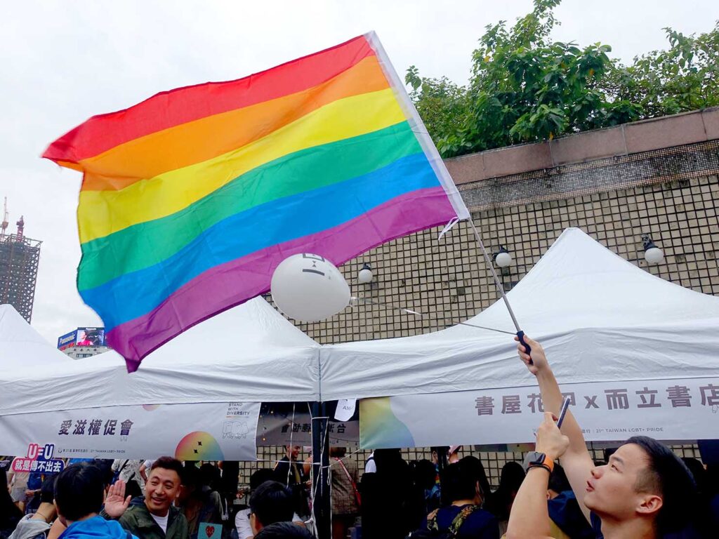 台灣同志遊行（台湾LGBTプライド）2023の会場にはためくレインボーフラッグ