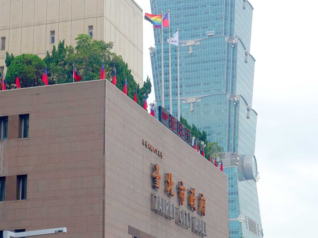 台灣同志遊行（台湾LGBTプライド）2023当日の台北市政府にはためくレインボーフラッグ