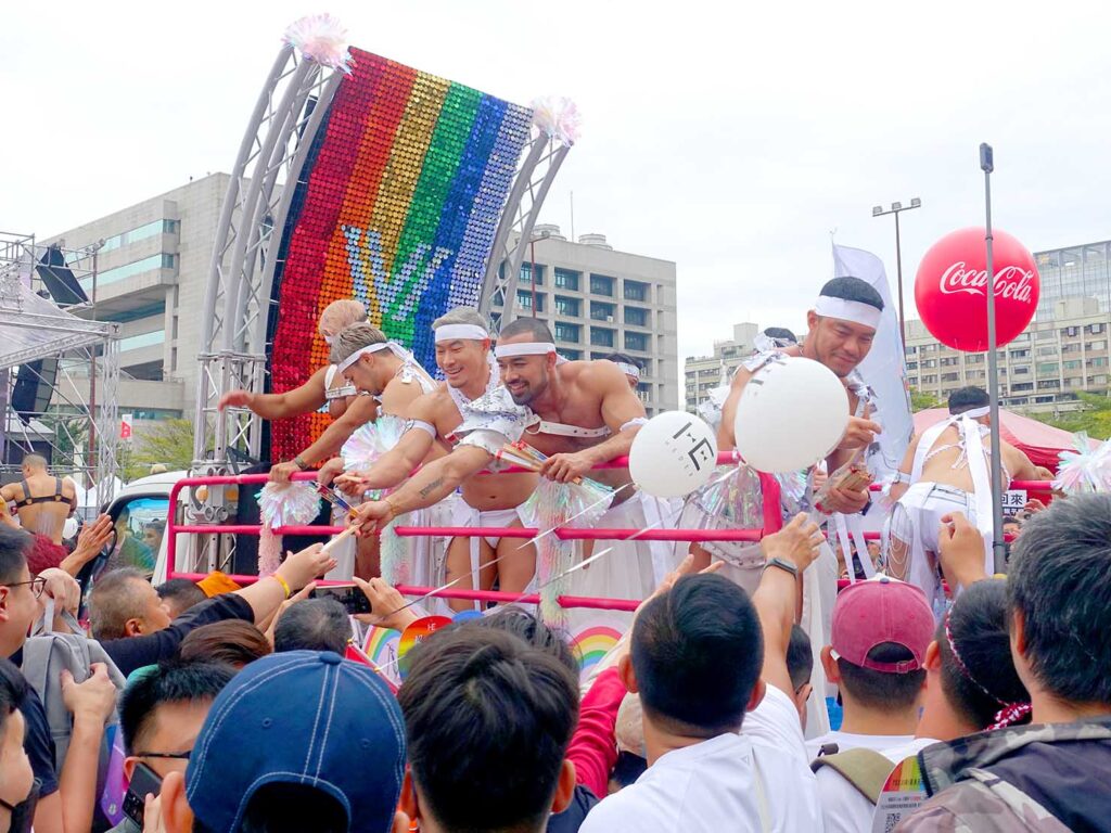 台灣同志遊行（台湾LGBTプライド）2023の会場でアイテム配布するパフォーマーのみなさん