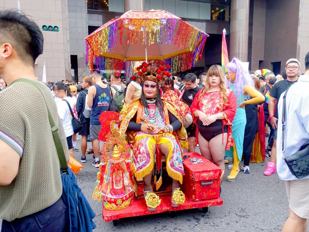 台灣同志遊行（台湾LGBTプライド）2023の会場で撮影に応じるドラァグクイーンさん