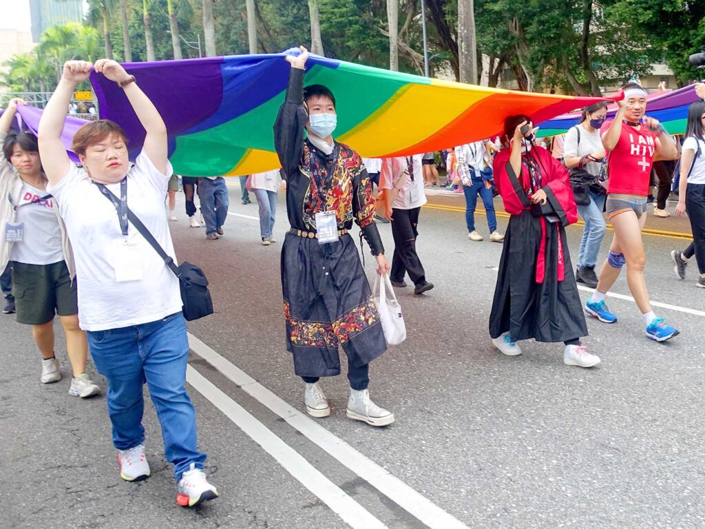 台灣同志遊行（台湾LGBTプライド）2023パレードを先導する巨大レインボーフラッグ