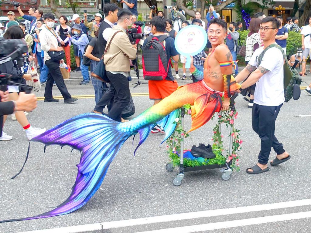 台灣同志遊行（台湾LGBTプライド）2023パレードをマーメイド姿で歩く参加者