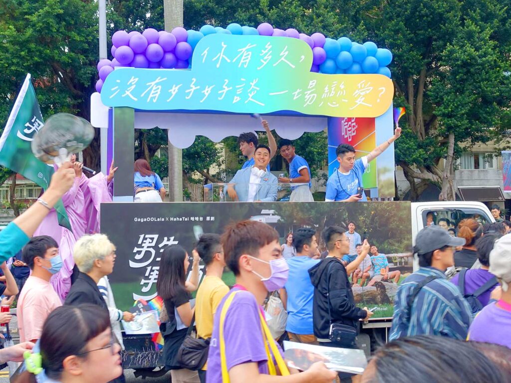 台灣同志遊行（台湾LGBTプライド）2023パレードに登場した番組宣伝のパレードカー