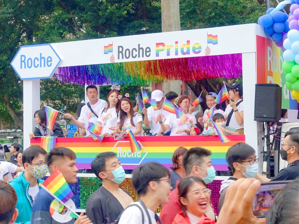 台灣同志遊行（台湾LGBTプライド）2023パレードに登場したヘルスケア企業のパレードカー