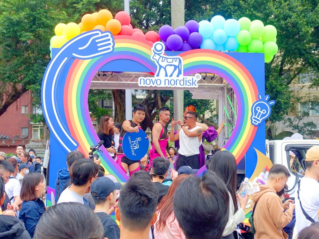 台灣同志遊行（台湾LGBTプライド）2023パレードに登場した製薬企業のパレードカー