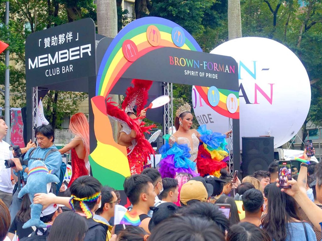 台灣同志遊行（台湾LGBTプライド）2023パレードに登場した酒造メーカーのパレードカー