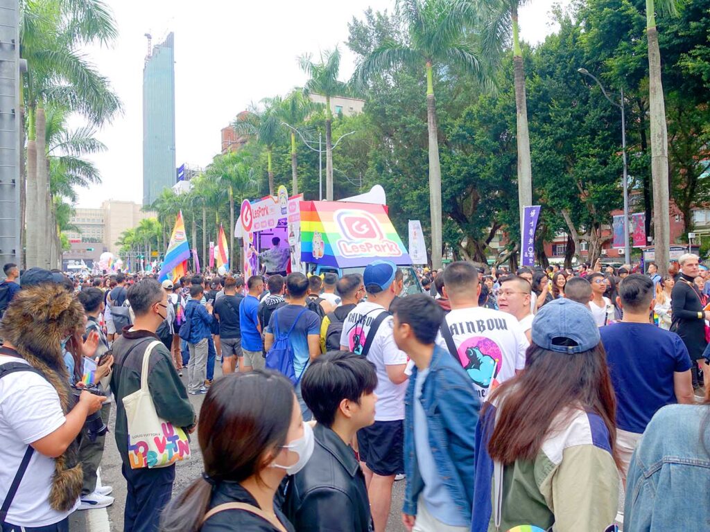 台灣同志遊行（台湾LGBTプライド）2023で仁愛路へとスタートするパレード隊列