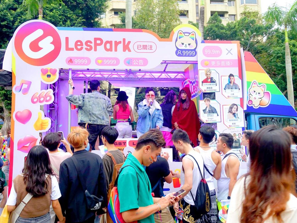 台灣同志遊行（台湾LGBTプライド）2023パレードに登場したアプリのパレードカー