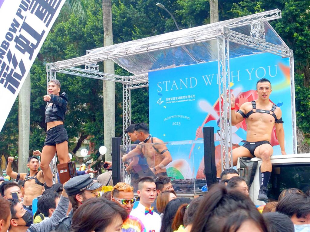 台灣同志遊行（台湾LGBTプライド）2023パレードに登場した金融系企業のパレードカー
