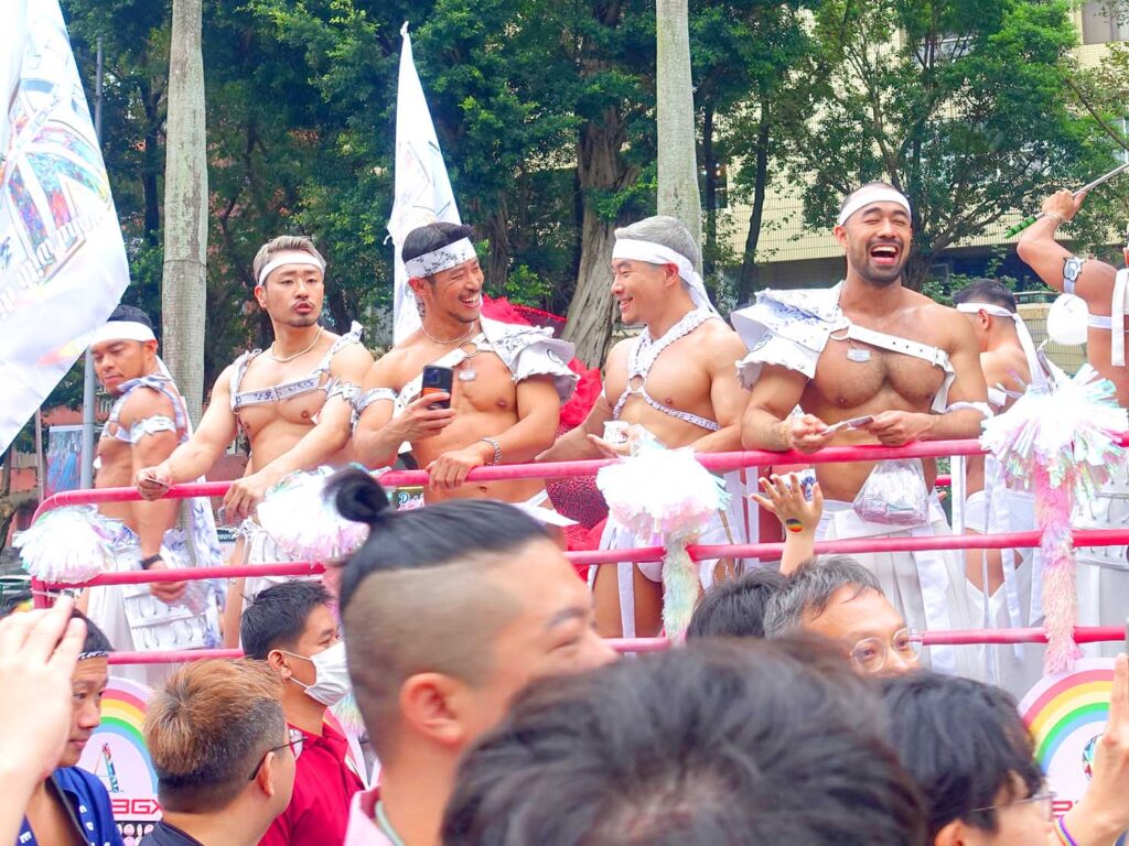台灣同志遊行（台湾LGBTプライド）2023のパレードカーに立つパフォーマーさんたち