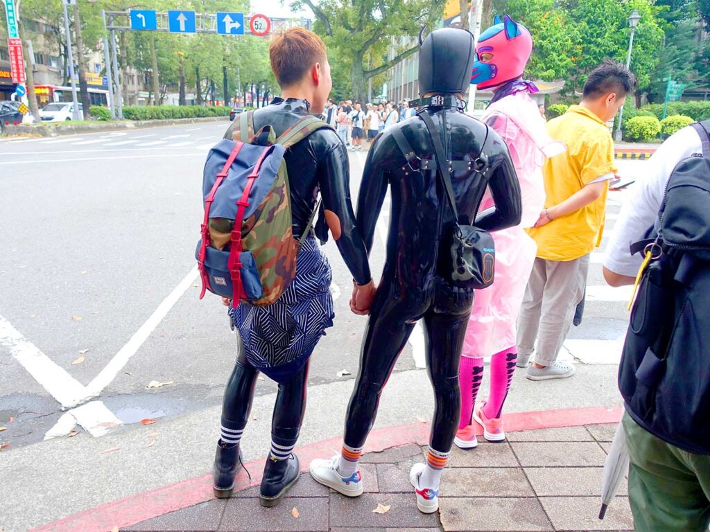台灣同志遊行（台湾LGBTプライド）2023のパレードをコスプレで歩くカップル