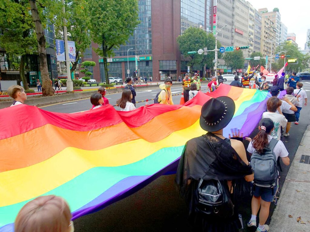 台灣同志遊行（台湾LGBTプライド）2023のパレードの巨大レインボーフラッグ