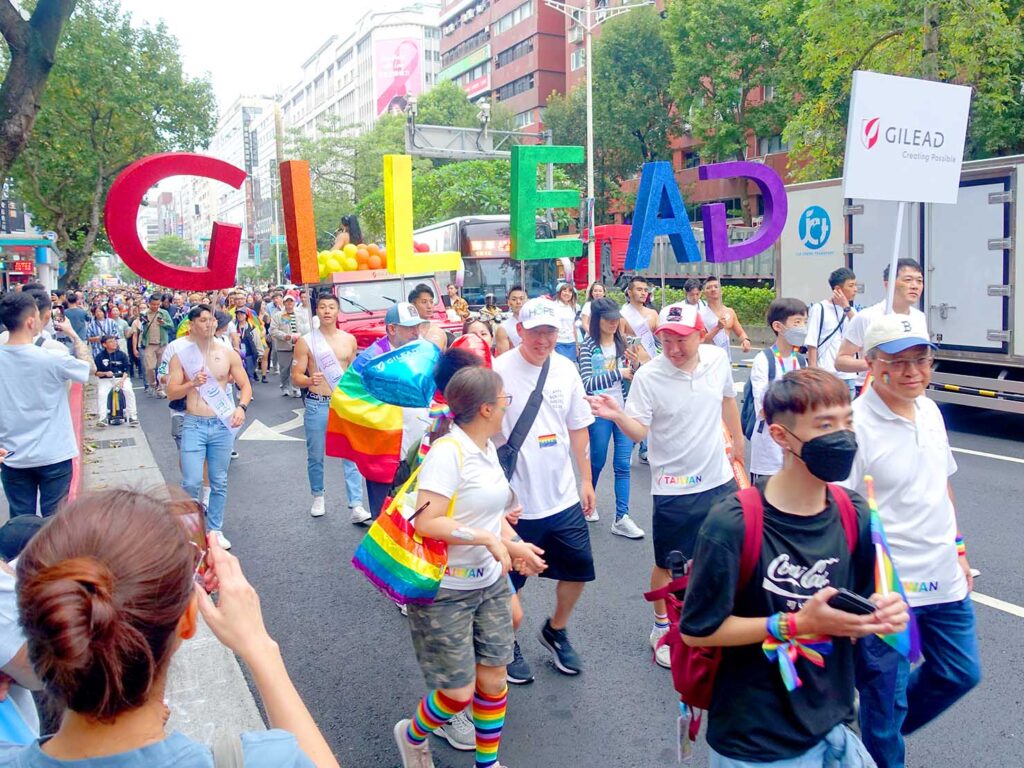 台灣同志遊行（台湾LGBTプライド）2023のパレードを歩く化学系企業のグループ