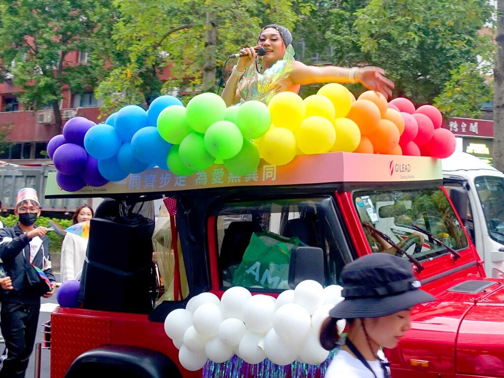台灣同志遊行（台湾LGBTプライド）2023のパレードカーに立つドラァグクイーンさん
