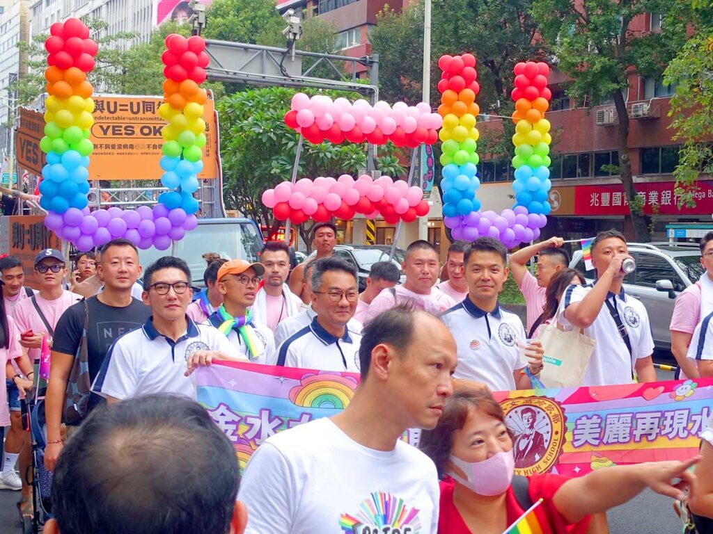 台灣同志遊行（台湾LGBTプライド）2023のパレードを歩くグループ