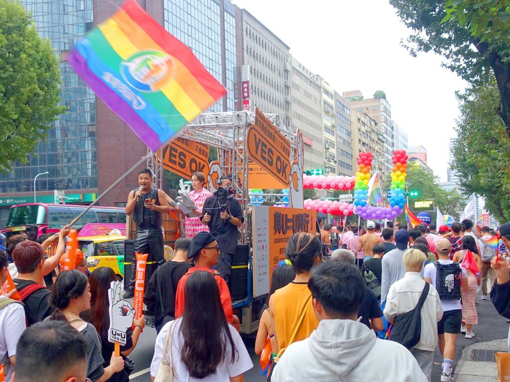 台灣同志遊行（台湾LGBTプライド）2023のパレードカーから演説する参加者