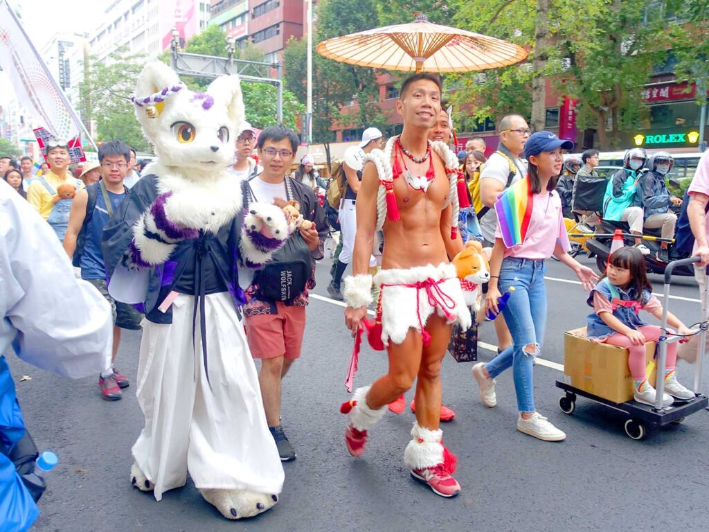 台灣同志遊行（台湾LGBTプライド）2023のパレードをコスプレで歩く参加者