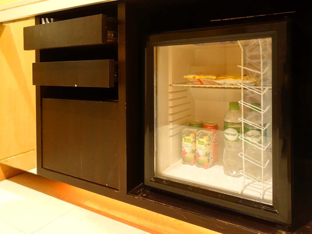 バンコク・アソーク駅徒歩５分のおすすめホテル「Maduzi Hotel」クラシック・ダブルルームの冷蔵庫