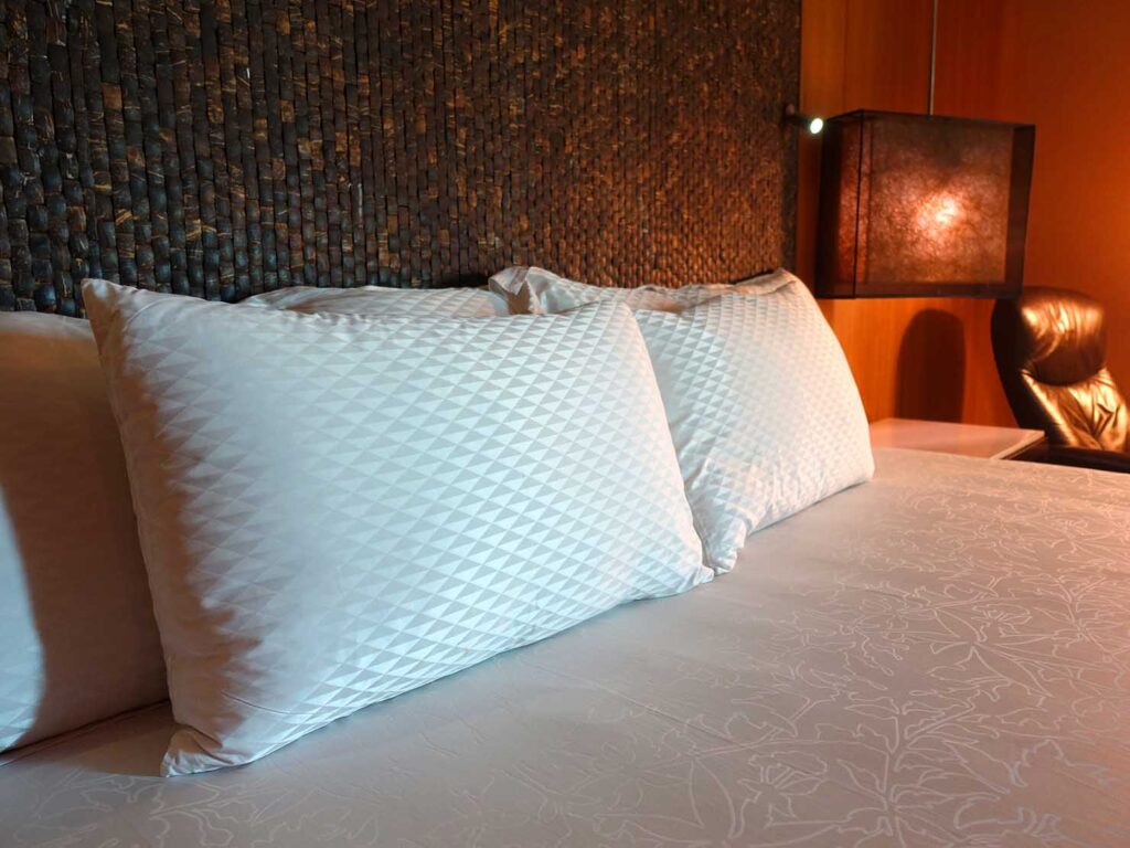 バンコク・アソーク駅徒歩５分のおすすめホテル「Maduzi Hotel」クラシック・ダブルルームの枕