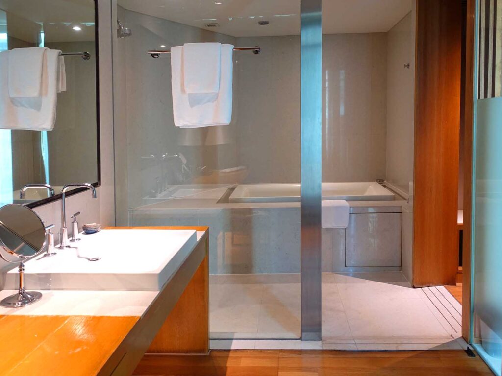 バンコク・アソーク駅徒歩５分のおすすめホテル「Maduzi Hotel」クラシック・ダブルルームのシャワールーム