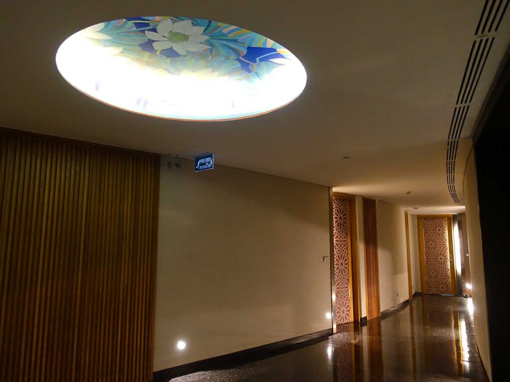 バンコク・アソーク駅徒歩５分のおすすめホテル「Maduzi Hotel」のエレベーターホール