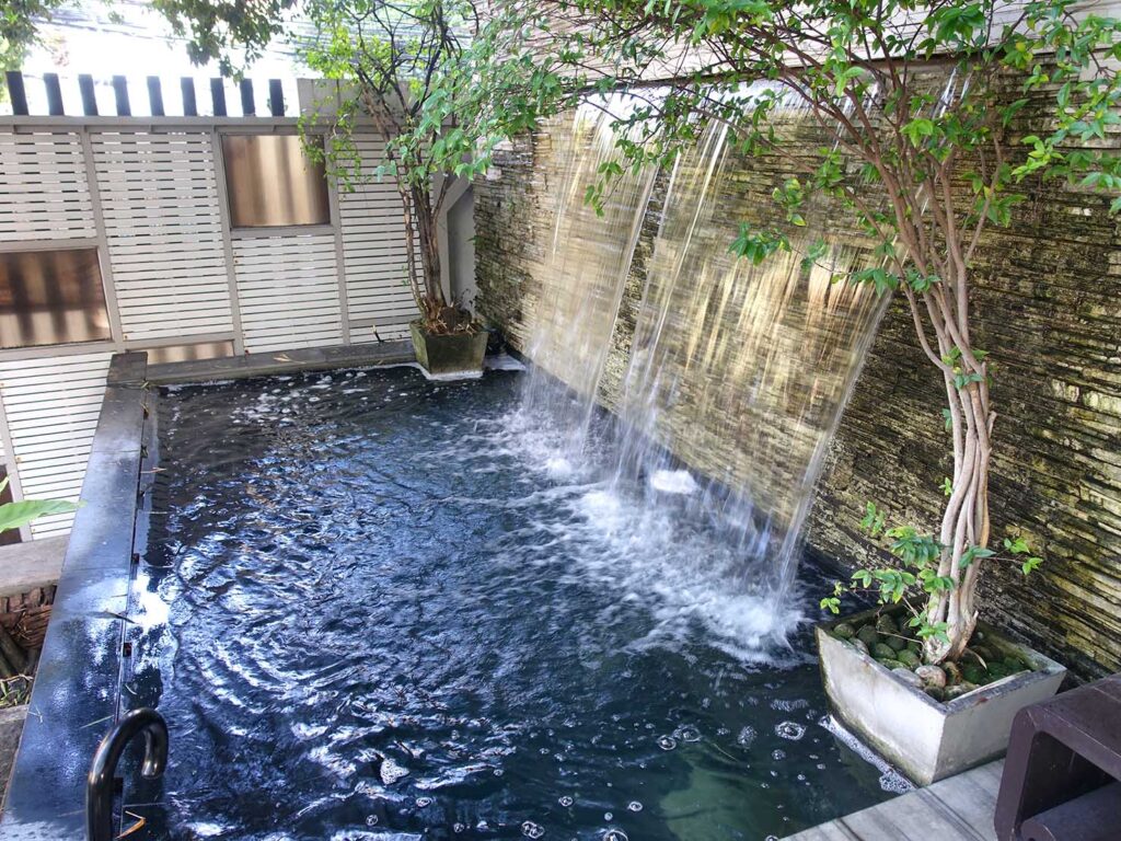 バンコク・アソーク駅徒歩５分のおすすめホテル「Maduzi Hotel」エントランスの流水