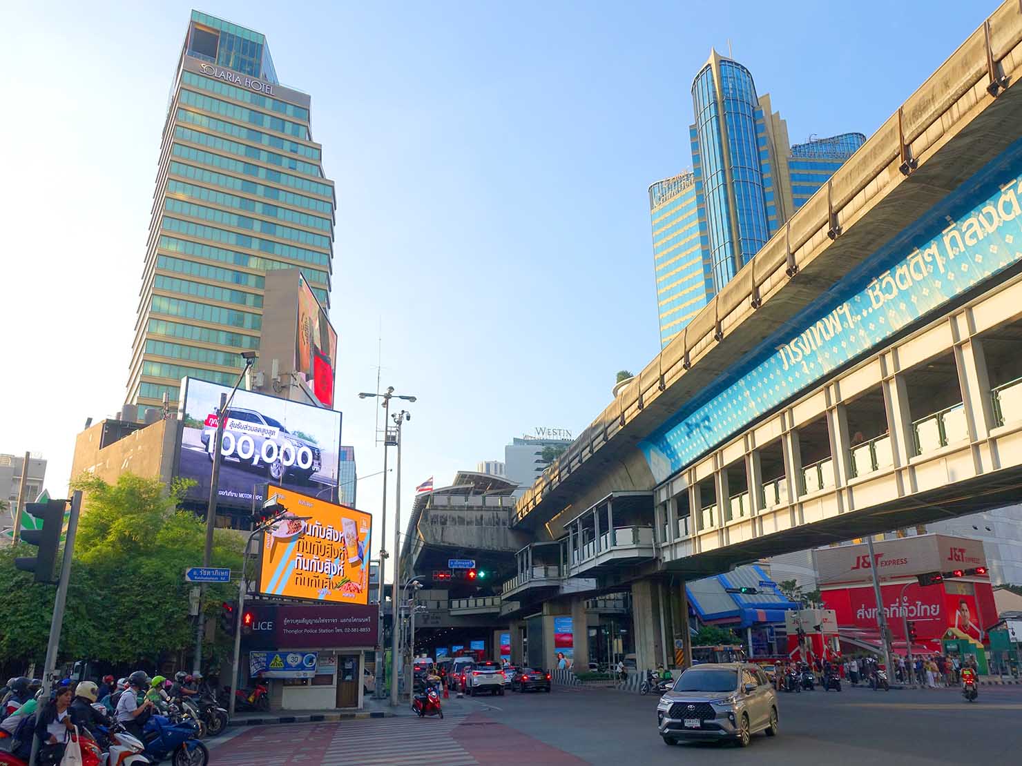 タイ・バンコクのBTSアソーク駅前