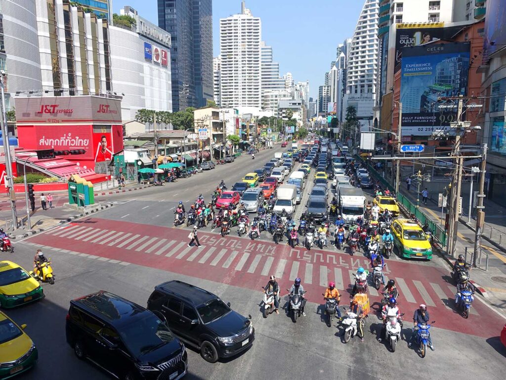 タイ・バンコクのBTSアソーク駅前交差点
