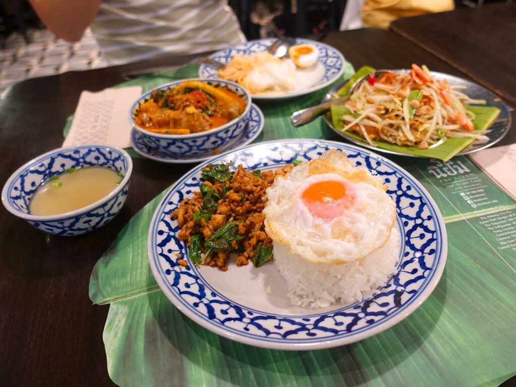 タイ・バンコクのレストラン「Ros'niyom」の料理