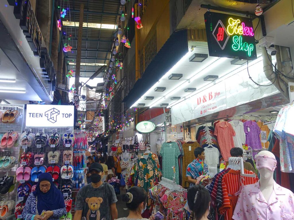 タイ・バンコクのプラトゥーナム市場