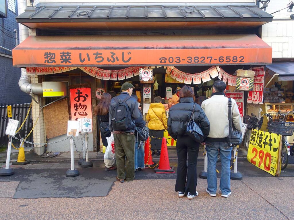 東京・谷根千エリアの商店街「谷中ぎんざ」にある惣菜店