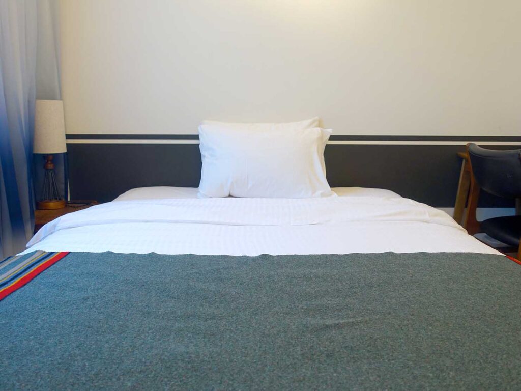 東京・谷根千エリアのおすすめホテル「HOTEL GRAPHY」ダブルルームのベッド