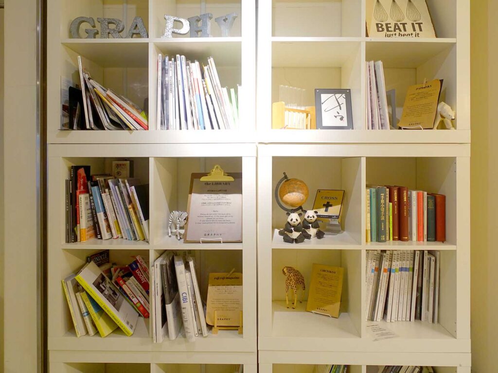 東京・谷根千エリアのおすすめホテル「HOTEL GRAPHY」の本棚
