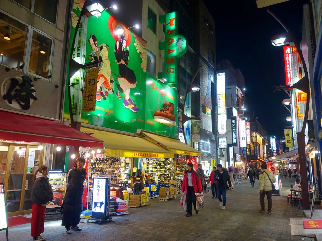 東京・上野「アメ横」の商店街
