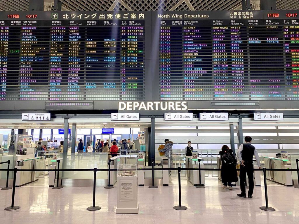 東京・成田空港の国際線出発ロビー