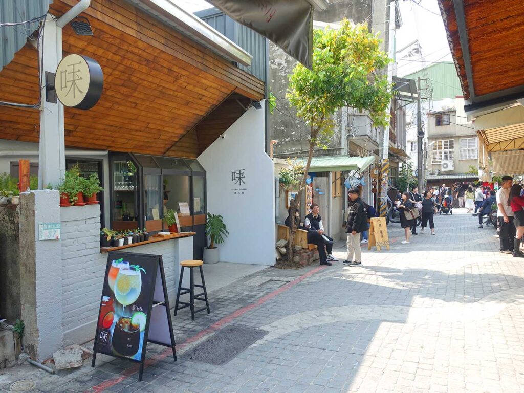台南・正興街のカフェがある通り