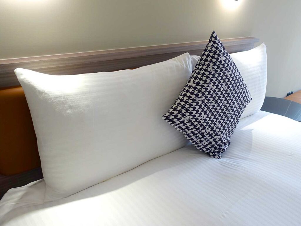 台南・正興街のおすすめホテル「南兜慢旅 Voyager Hotel」兜迎雙人房の枕