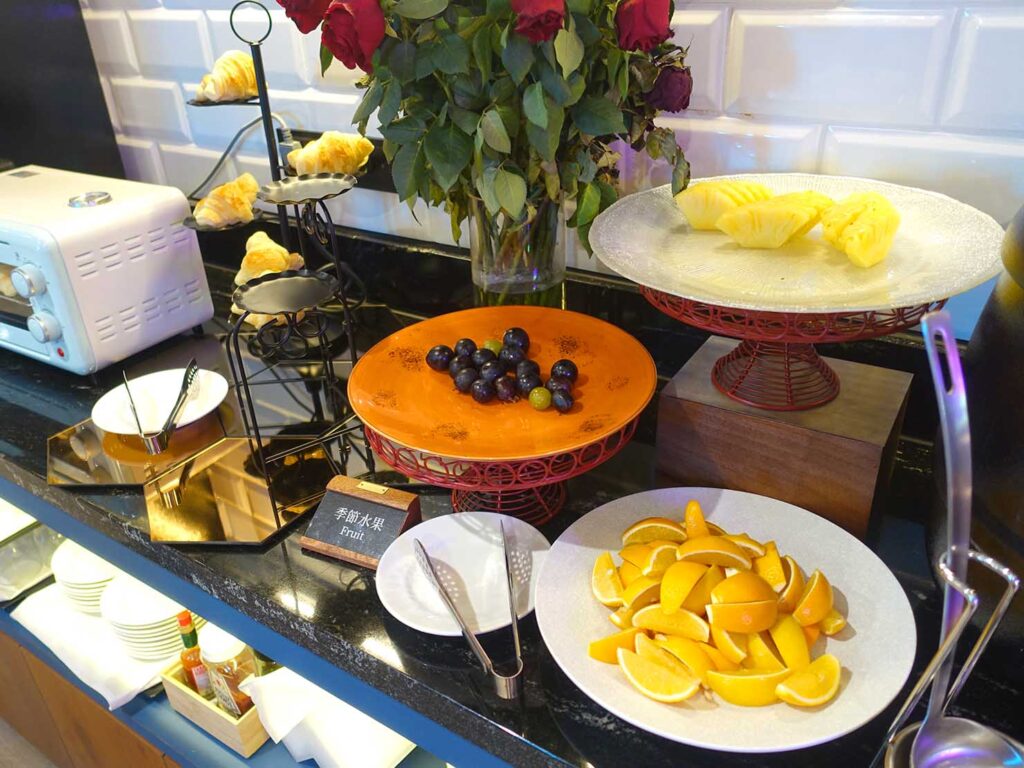 台南・正興街のおすすめホテル「南兜慢旅 Voyager Hotel」朝食のフルーツ