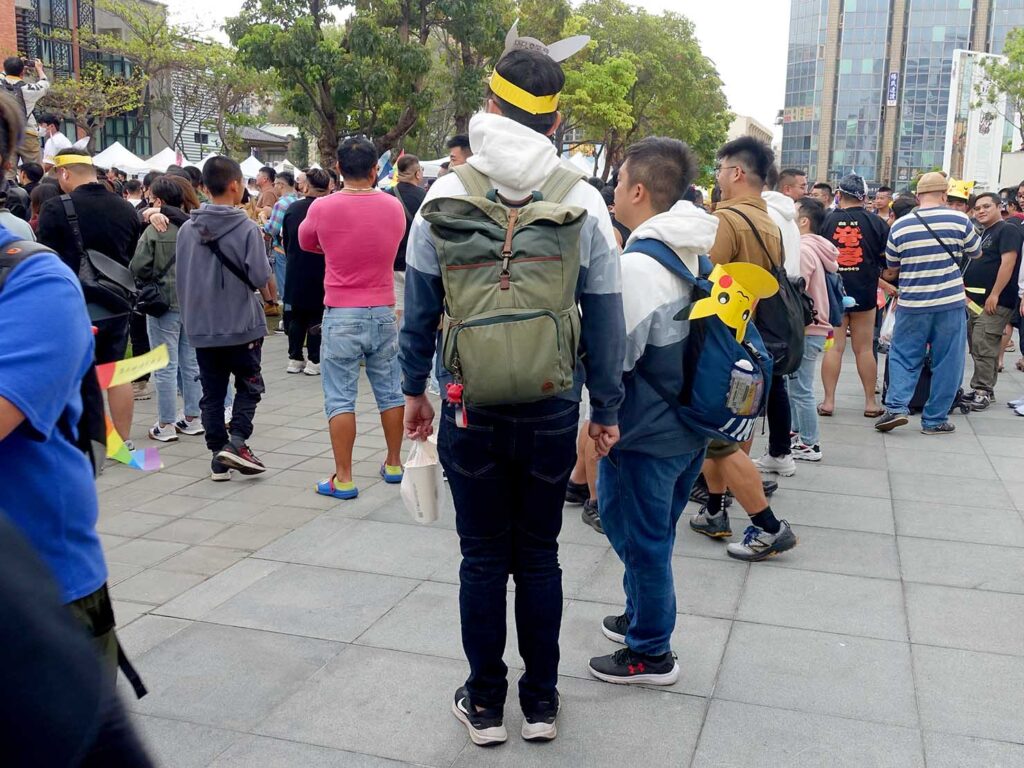 台南彩虹遊行（台南プライドパレード）2024の会場にピカチュウ姿で集まる参加者