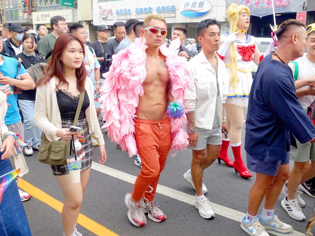 台南彩虹遊行（台南プライドパレード）2024のパレードをワンピースのコスプレで歩く参加者