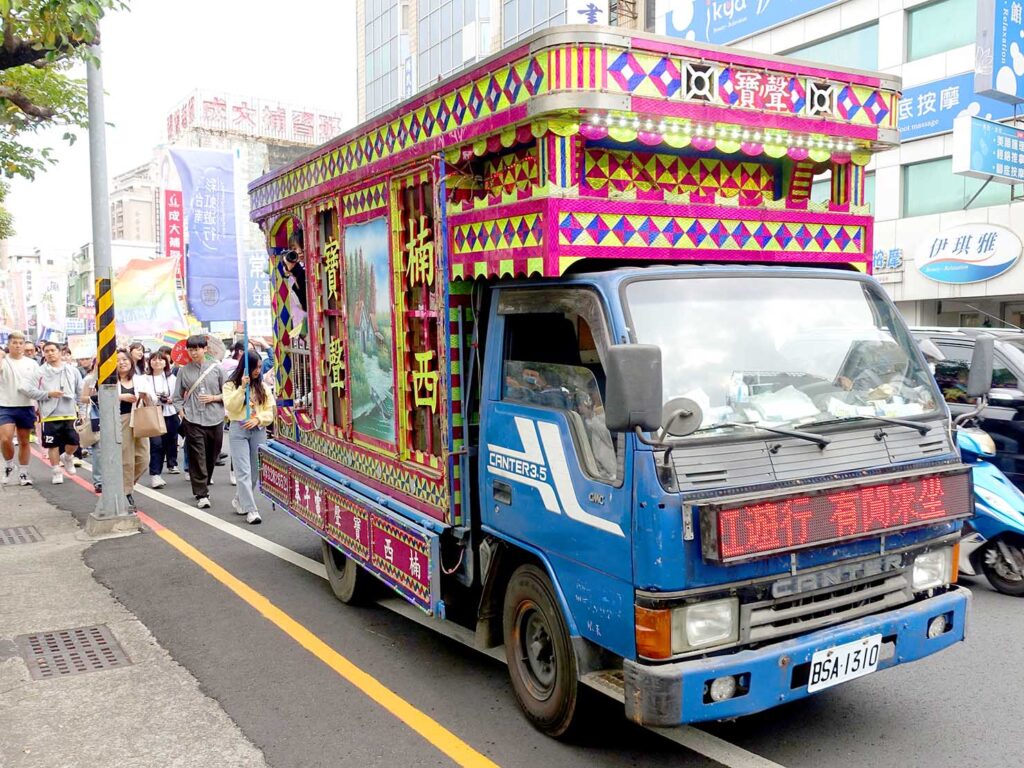 台南彩虹遊行（台南プライドパレード）2024の派手なパレードカー