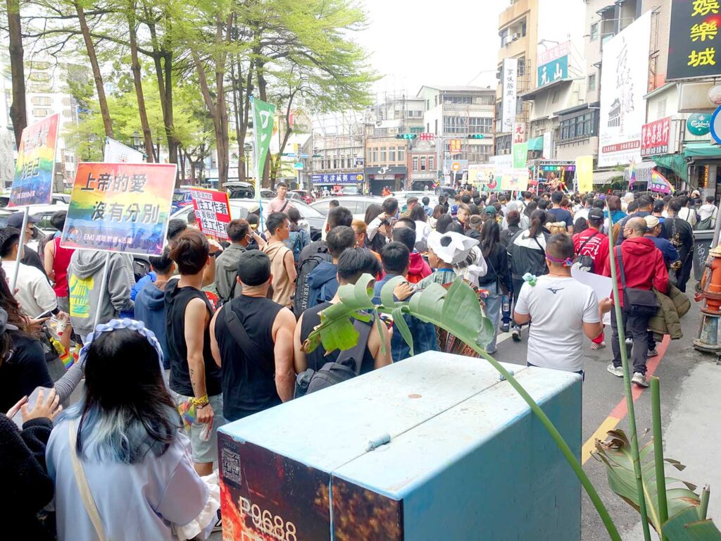 台南彩虹遊行（台南プライドパレード）2024でロータリーにさしかかるパレード隊列