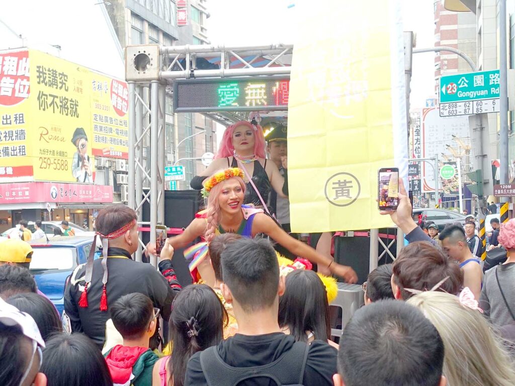 台南彩虹遊行（台南プライドパレード）2024のパレードカー上でパフォーマンスするドラァグクイーン