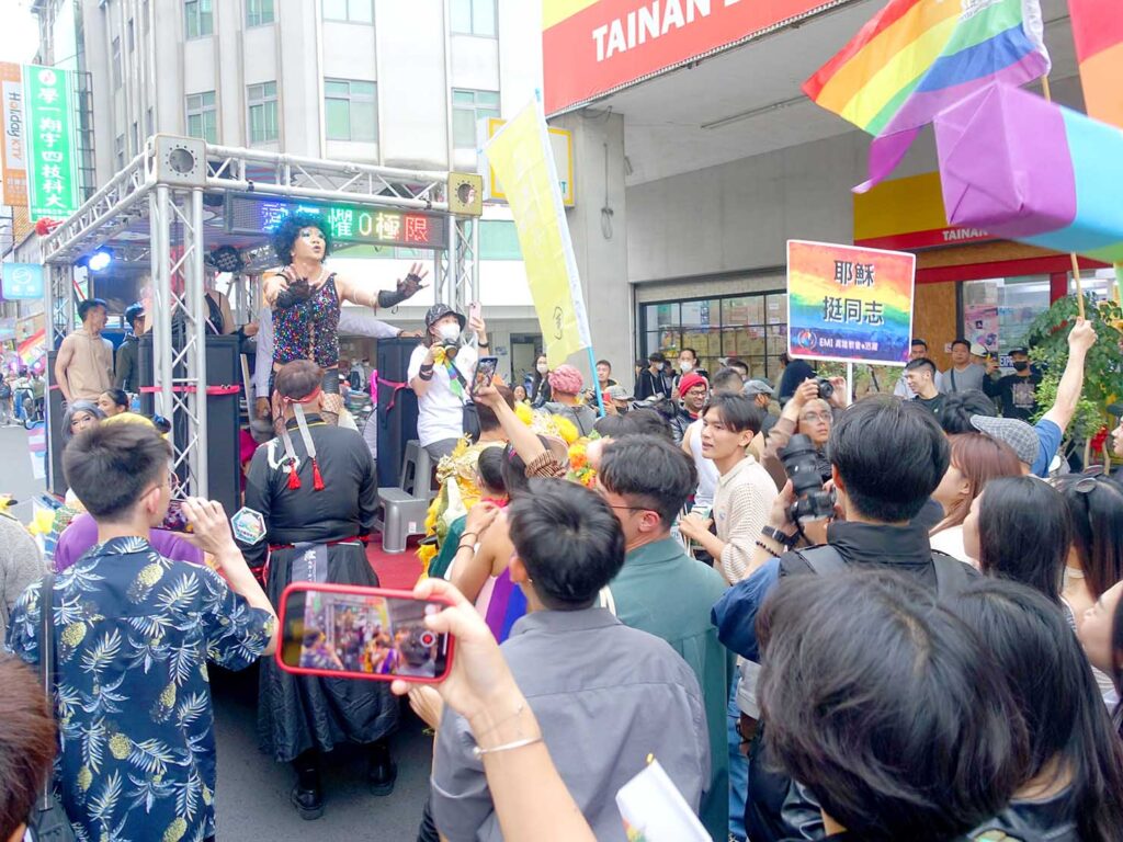 台南彩虹遊行（台南プライドパレード）2024でドラァグクイーンのパフォーマンスに盛り上がるパレード隊列