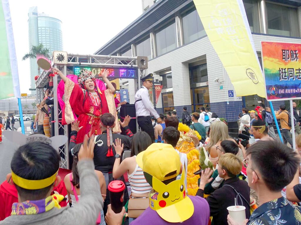 台南彩虹遊行（台南プライドパレード）2024でユーモア満点のパフォーマンスをするドラァグクイーン